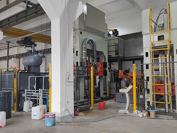 碳纖維制品生產(chǎn)，靠碳纖維成型模溫機(jī)實(shí)現(xiàn)高效生產(chǎn)